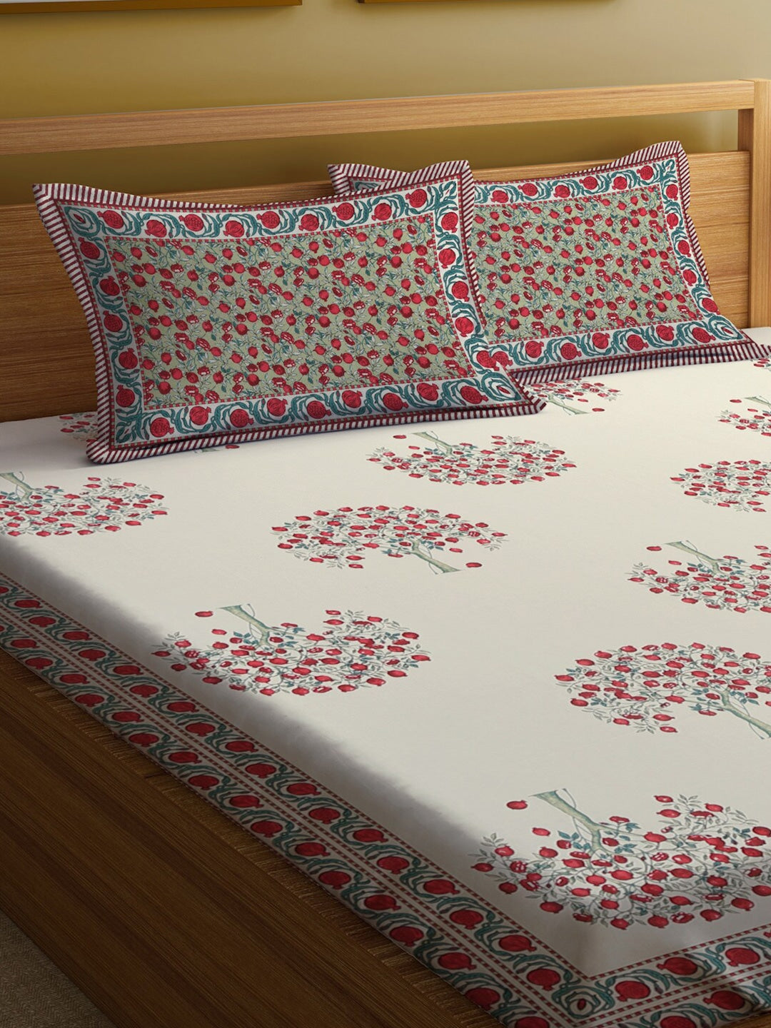 Cream-Coloured Ethnic Motifs Cotton King Bedsheet & 2 Pillow Covers
