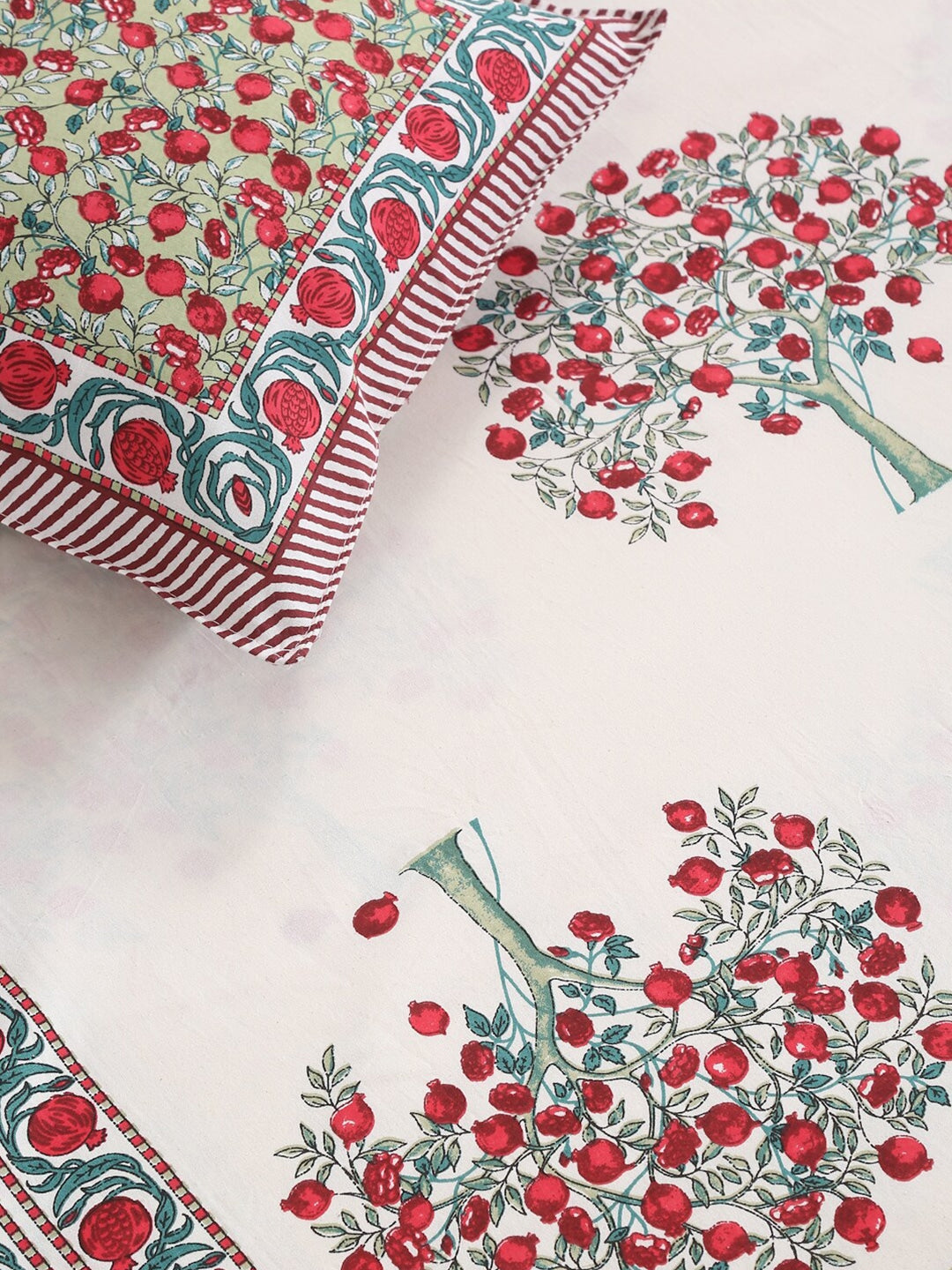 Cream-Coloured Ethnic Motifs Cotton King Bedsheet & 2 Pillow Covers